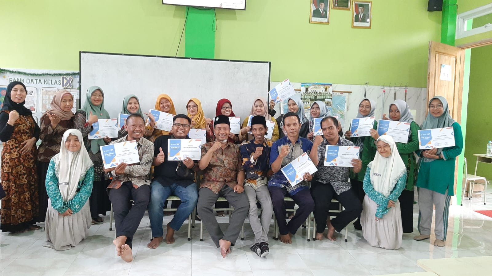 Para peserta Workshop Pemanfaatan Media Sosial untuk Promosi Madrasah, mengabadikan momen dengsn berfoto bersama Kepala MTs Sakti dan narasumber Chidir Amirullah. Foto: dok MTs Sakti/NUGres