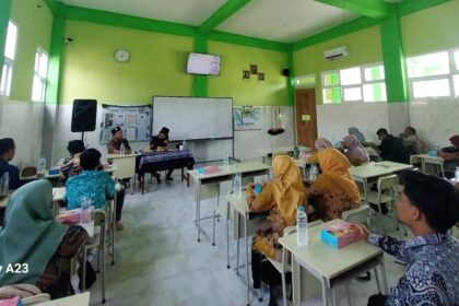 MTs Ma'arif Sidomukti Kebomas (MTs Sakti) ajak sejumlah lembaga Sinau Bareng dalam Workshop Pemanfaatan Media Sosial sebagai Promosi Madrasah/Sekolah dengan menghadirkan pegiat NUGres Media, Jum'at (15/11/2024) siang. Foto: dok MTs Sakti Kebomas/NUGres