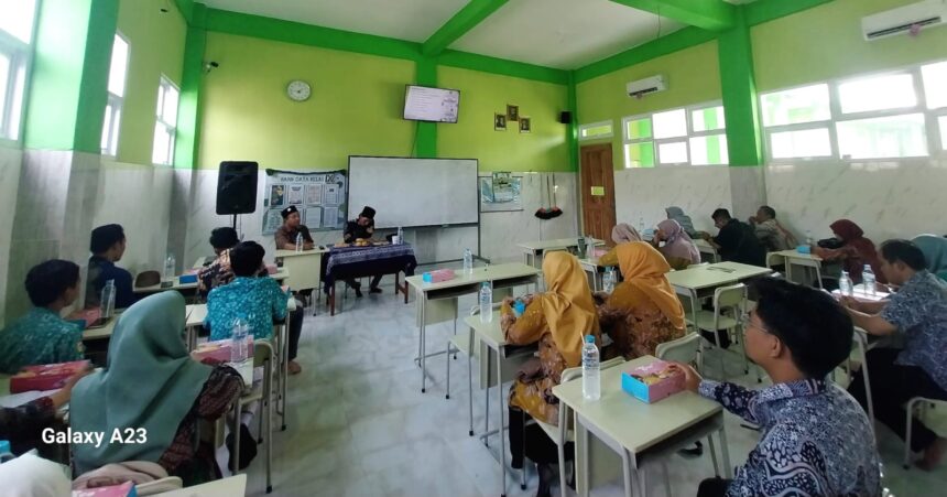 MTs Ma'arif Sidomukti Kebomas (MTs Sakti) ajak sejumlah lembaga Sinau Bareng dalam Workshop Pemanfaatan Media Sosial sebagai Promosi Madrasah/Sekolah dengan menghadirkan pegiat NUGres Media, Jum'at (15/11/2024) siang. Foto: dok MTs Sakti Kebomas/NUGres