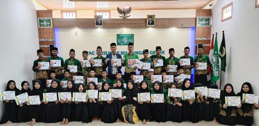 Para alumni Makesta Raya 2024 Pimpinan Anak Cabang (PAC) IPNU IPPNU Bungah mendapatkan Sertifikat dan KTA, Jumat (22/11/2024). Foto: dok PAC IPNU IPPNU Bungah