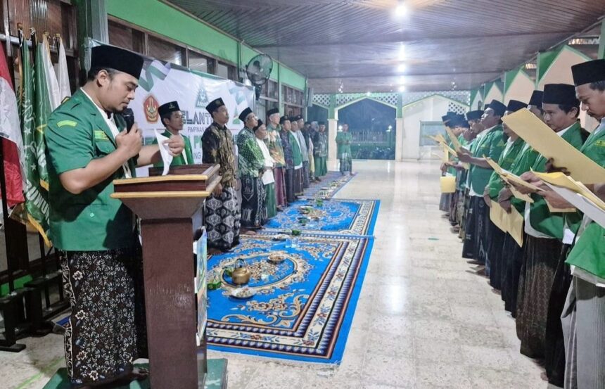 Pimpinan Ranting (PR) Gerakan pemuda (GP) Ansor Tebuwung masa khidmat 2024 - 2026 secara resmi dilantik, Rabu (13/11/2924) malam. Foto: dok PC GP Ansor Gresik/NUGres