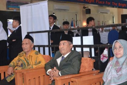 (dari kiri ke kanan) Ketua PC LP Ma'arif NU Gresik H M.Mujib M.Pd., Kepala SMANU 1 Gresik Dr H Agus Syamsudin, M.A., dan Waka Humas SMANU 1 Gresik Dr Luluk Ernawati, M.A., saat pembukaan SMANUSA Expo Campus 2024, pada Senin (18/11/2024). Foto: dok Humas SMANU 1 Gresik/NUGres