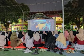 Memupuk nasionalisme di momentum peringatan Hari Pahlawan Nasional, SMA Assa'adah Gresik gelar nonton bareng dan bincang film, Kamis (14/11/2023). Foto: Chidir/NUGres