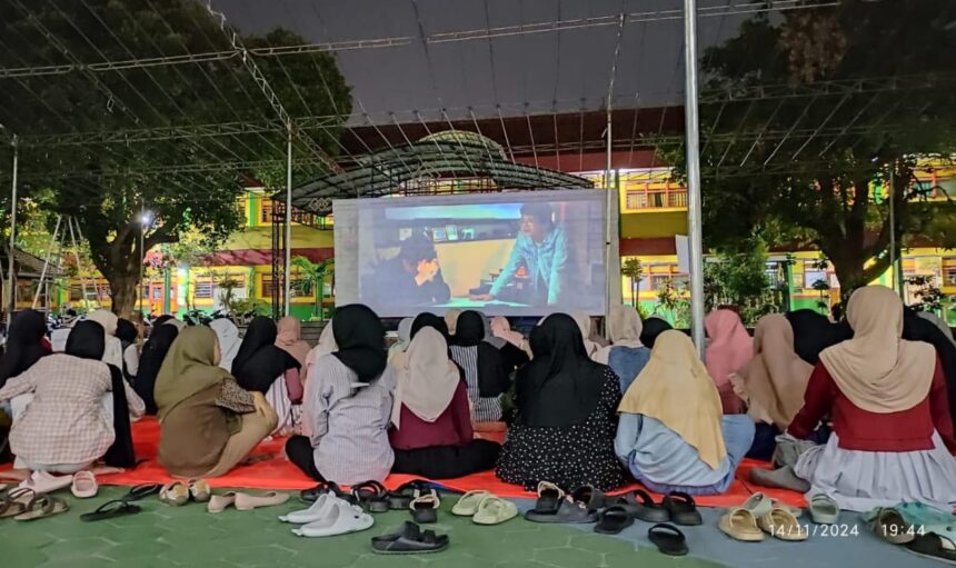 Memupuk nasionalisme di momentum peringatan Hari Pahlawan Nasional, SMA Assa'adah Gresik gelar nonton bareng dan bincang film, Kamis (14/11/2023). Foto: Chidir/NUGres