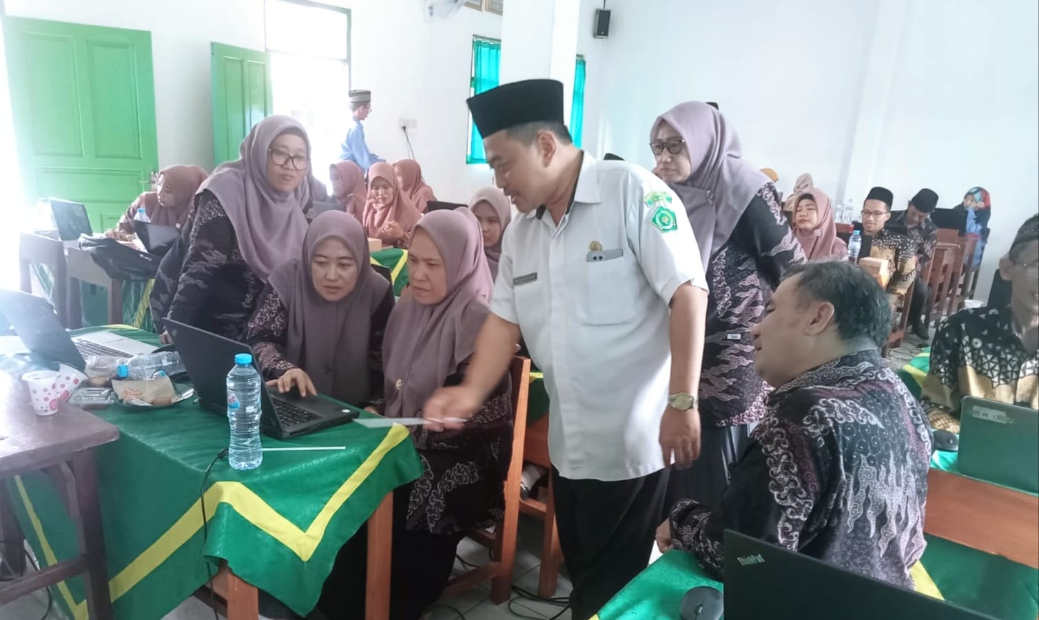 Narasumber Pelatihan Guru Hebat yang diselenggarakan KKMI Gugus 7 Mengare Komplek, Kecamatan Bungah Gresik, pada Selasa (26/11/2024), saat memberikan bimbingan langsung kepada para peserta. Foto: dok KKMI Gugus 7 Mengare Komplek/NUGres