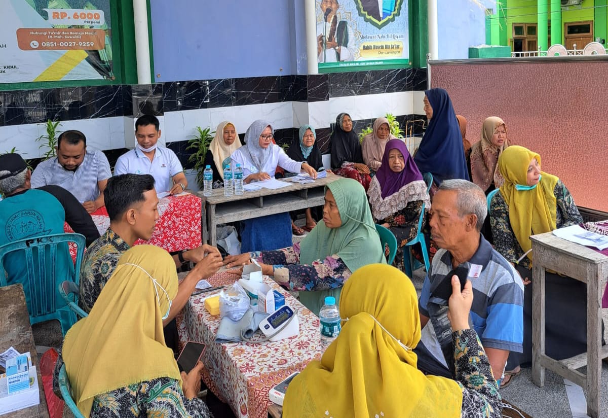 Puluhan jamaah masjid juga memanfaatkan cek kesehatan dan pengobatan gratis. Foto: dok LTMNU Gresik/NUGres