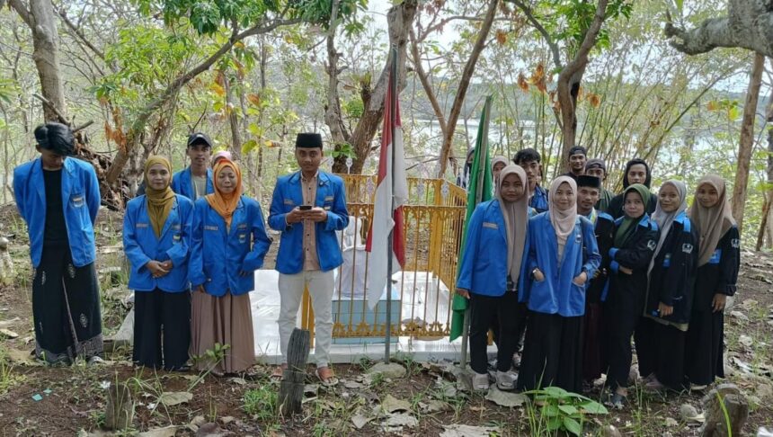 Sejumlah aktivis mahasiswa yang tergabung dalam Pengurus Komisariat Pergerakan Mahasiswa Islam Indonesia (PMII) Harun Thohir Bawean Gresik mendeklarasikan Kiai Asyiq Mukri Pahlawan Nasional. Foto: ist/NUGres