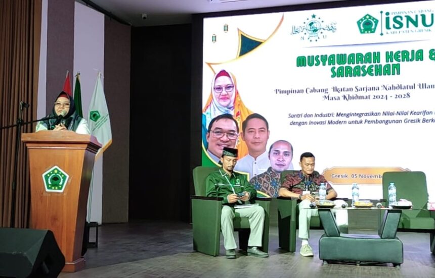 Plt Bupati Gresik Dr Hj Aminatun Habibah, saat memberikan Sambutan Kunci dalam acara Sarasehan dan Musyawarah Kerja yang diselenggarakan oleh PC ISNU Gresik, Selasa (5/11/2024). Foto: ist/NUGres