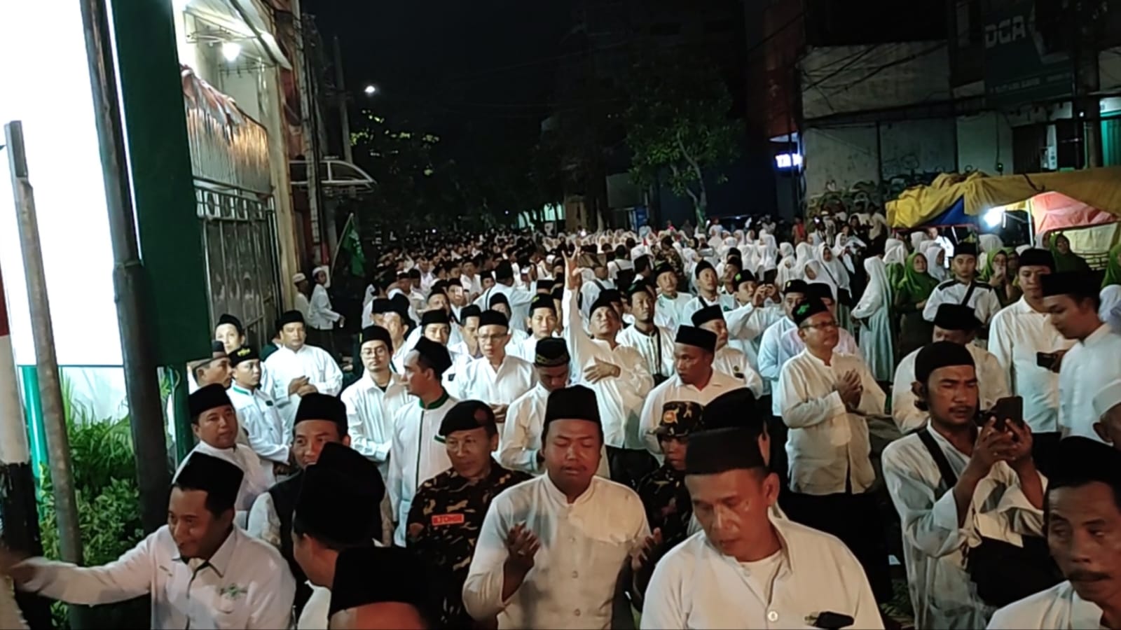 Puluhan ribu warga Nahdlatul Ulama dengan khidmat mengikuti rangkaian Mujahadah Pejuang NU. Foto: NUGres