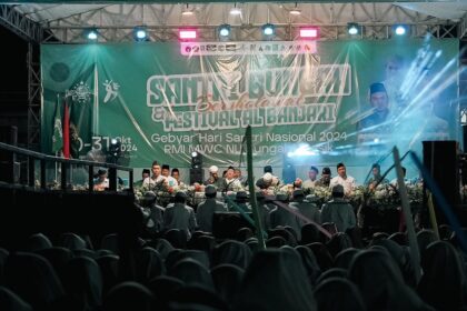 Santri Bungah Bersholawat, pada Kamis (31/10/2024) malam, menjadi acara pemungkas rangkaian acara Hari Santri Nasional Tahun 2024 yang diselenggarakan oleh MWCNU Bungah. Foto: LTN MWCNU Bungah