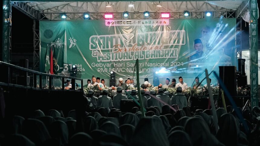 Santri Bungah Bersholawat, pada Kamis (31/10/2024) malam, menjadi acara pemungkas rangkaian acara Hari Santri Nasional Tahun 2024 yang diselenggarakan oleh MWCNU Bungah. Foto: LTN MWCNU Bungah