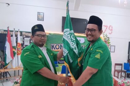 Sahabat Ubaidillah (kiri) melanjutkan estafet kepemimpinan PAC GP Ansor Manyar untuk masa khidmat 2024 - 2027, melalui Konferancab XI PAC GP Ansor Manyar, Ahad (3/11/2024). Foto: ist/NUGres