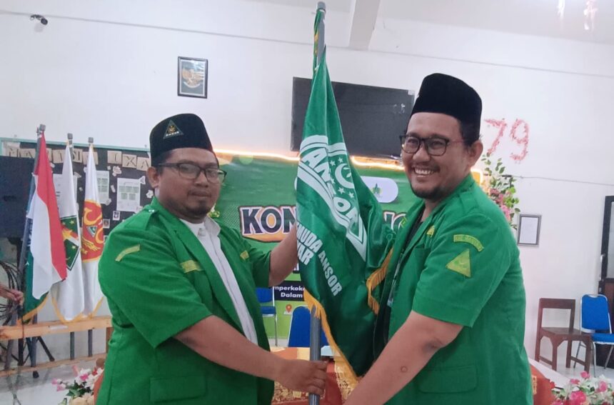 Sahabat Ubaidillah (kiri) melanjutkan estafet kepemimpinan PAC GP Ansor Manyar untuk masa khidmat 2024 - 2027, melalui Konferancab XI PAC GP Ansor Manyar, Ahad (3/11/2024). Foto: ist/NUGres