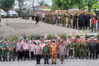 Belasan Personel Satuan Koordinasi Rayon (Satkoryon) Banser Balongpanggang turut ikuti Apel Gabungan TNI, Polri, dan Ormas dalam rangka persiapan pengamanan serta menjaga kondusivitas lingkungan masyarakat di malam Tahun Baru 2025. Foto: ist/NUGres