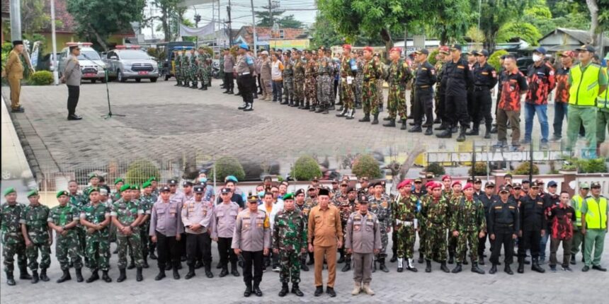 Belasan Personel Satuan Koordinasi Rayon (Satkoryon) Banser Balongpanggang turut ikuti Apel Gabungan TNI, Polri, dan Ormas dalam rangka persiapan pengamanan serta menjaga kondusivitas lingkungan masyarakat di malam Tahun Baru 2025. Foto: ist/NUGres