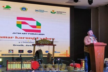 Bupati Gresik H Fandi Akhmad Yani, saat menyampaikan sambutan pada pembukaan Jatim Art Forum 2024, Rabu (4/12/2024) malam. Foto: Chidir/NUGres