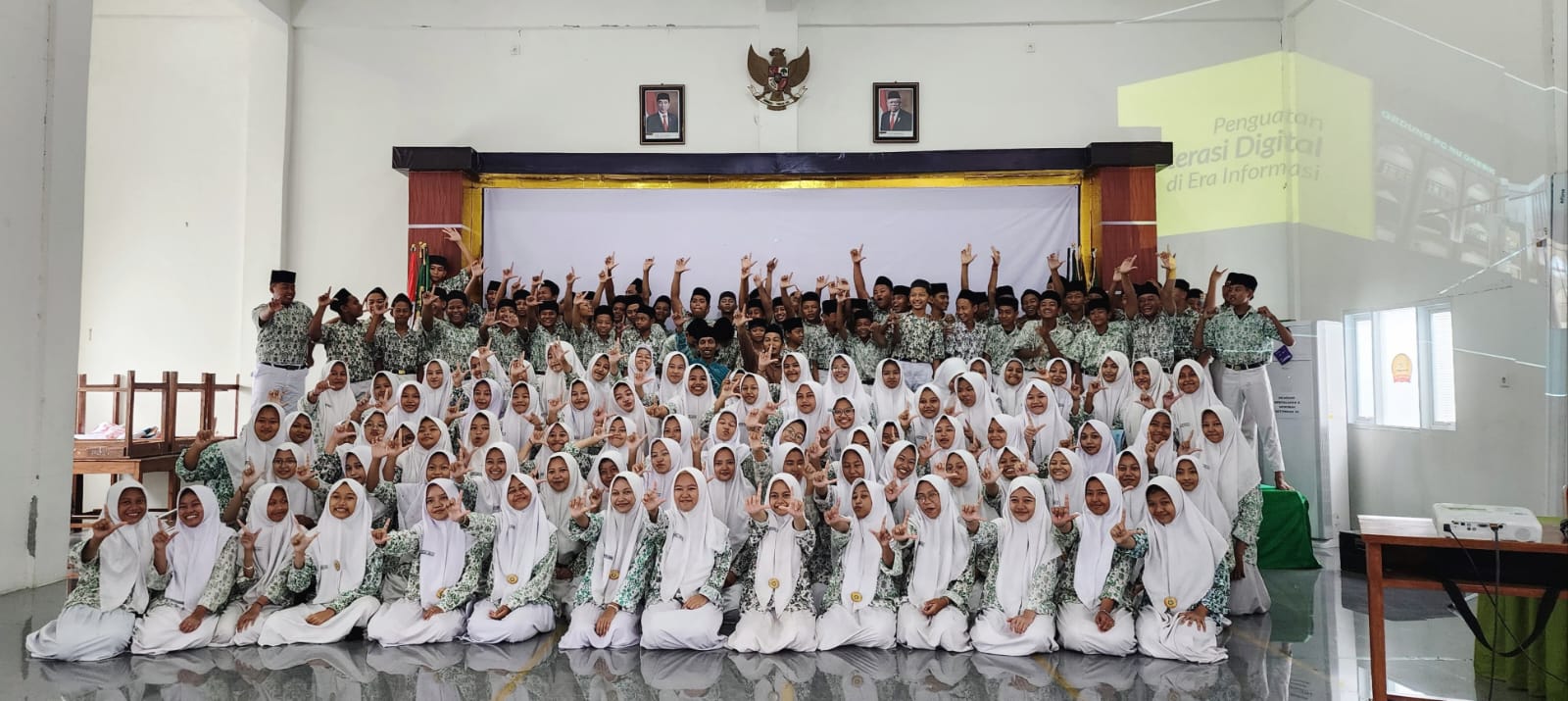 Kenang-kenangan. Murid MTs Ihyaul Ulum Dukun Gresik, bersama narasumber Literasi Digital mengabadikan momen dengan foto bersama. Foto: dok MTs Ihyaul Ulum Dukun/NUGres