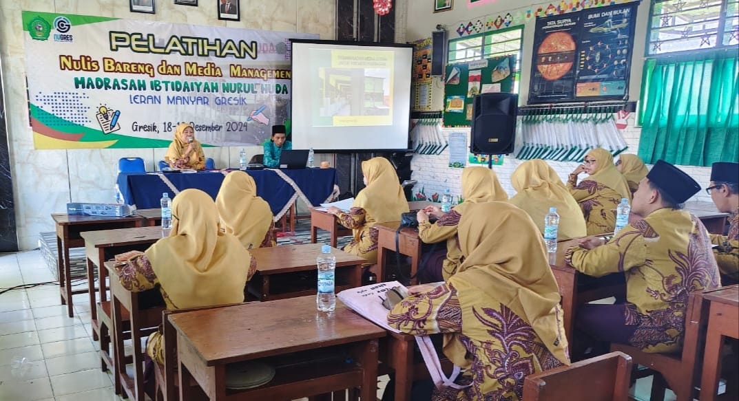 Di hari kedua, Kamis (19/12/2024) para guru MI Nurul Huda Leran Manyar Gresik mendapatkan materi seputar optimasi media sosial untuk promosi madrasah. Foto: dok MI Nurul Huda Leran/NUGres