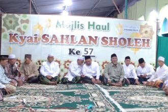 Di antara para masyayikh dan habaib, Bupati Gresik H Fandi Akhmad Yani (Gus Yani) menghadiri Majlis Haul ke-57 Kyai Sahlan Sholeh, Kamis (19/12/2024). Foto: YouTube YATAMAM/NUGres