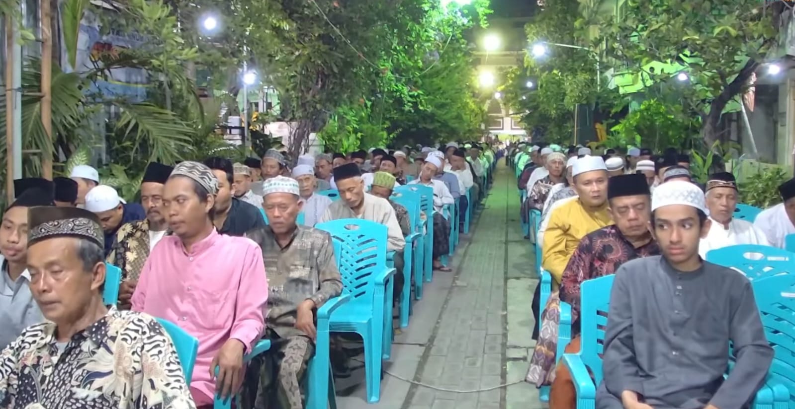 Jamaah nampak khidmat mengikuti rangkaian Haul ke-57 almaghfurlah Kiai Sahlan Sholeh Manyar, Gresik. Foto: YouTube YATAMAM/NUGres