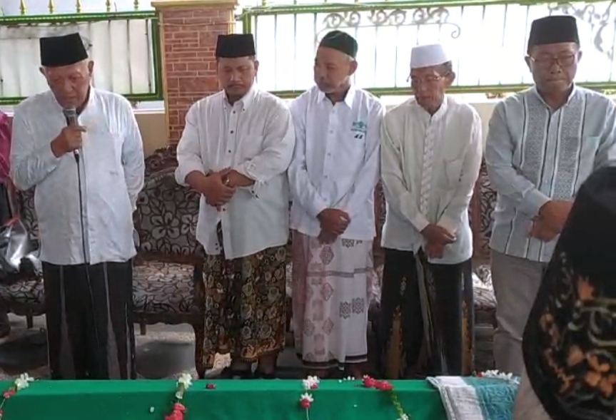 Ketua Tanfidizyah Pengurus Wilayah Nahdlatul Ulama Jawa Timur (PWNU Jatim), KH Abdul Hakim Mahfudz, saat memberikan kesaksian dan mendoakan almarhum KH Sholeh Hayat di rumah duka, Bangil Pasuruan. Foto: ist/NUGres