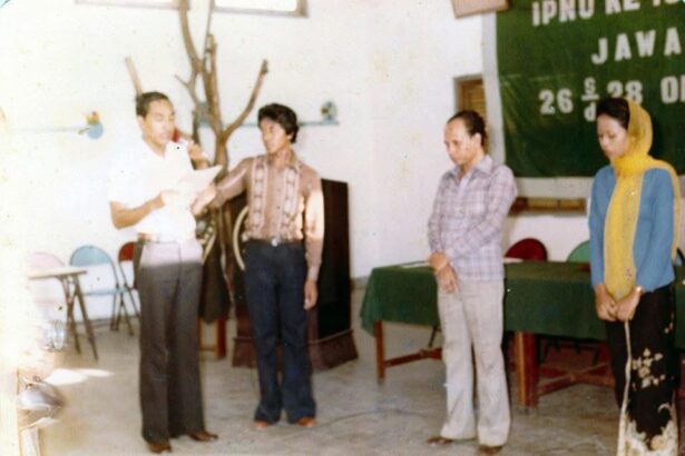 KH Sholeh Hayat (ki-ka: tiga dari kiri, batik kotak-kotak) semasa muda dan berkirpah sebagai pengurus Pimpinan Wilayah IPNU Jawa Timur tahun 1972. Foto: Arsip H Achmad Makhrus/NUGres