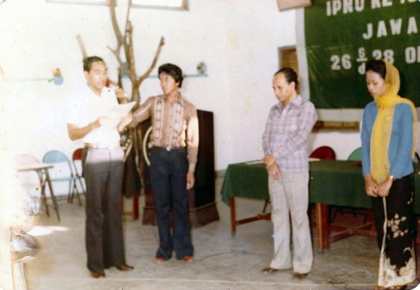 KH Sholeh Hayat (ki-ka: tiga dari kiri, batik kotak-kotak) semasa muda dan berkirpah sebagai pengurus Pimpinan Wilayah IPNU Jawa Timur tahun 1972. Foto: Arsip H Achmad Makhrus/NUGres