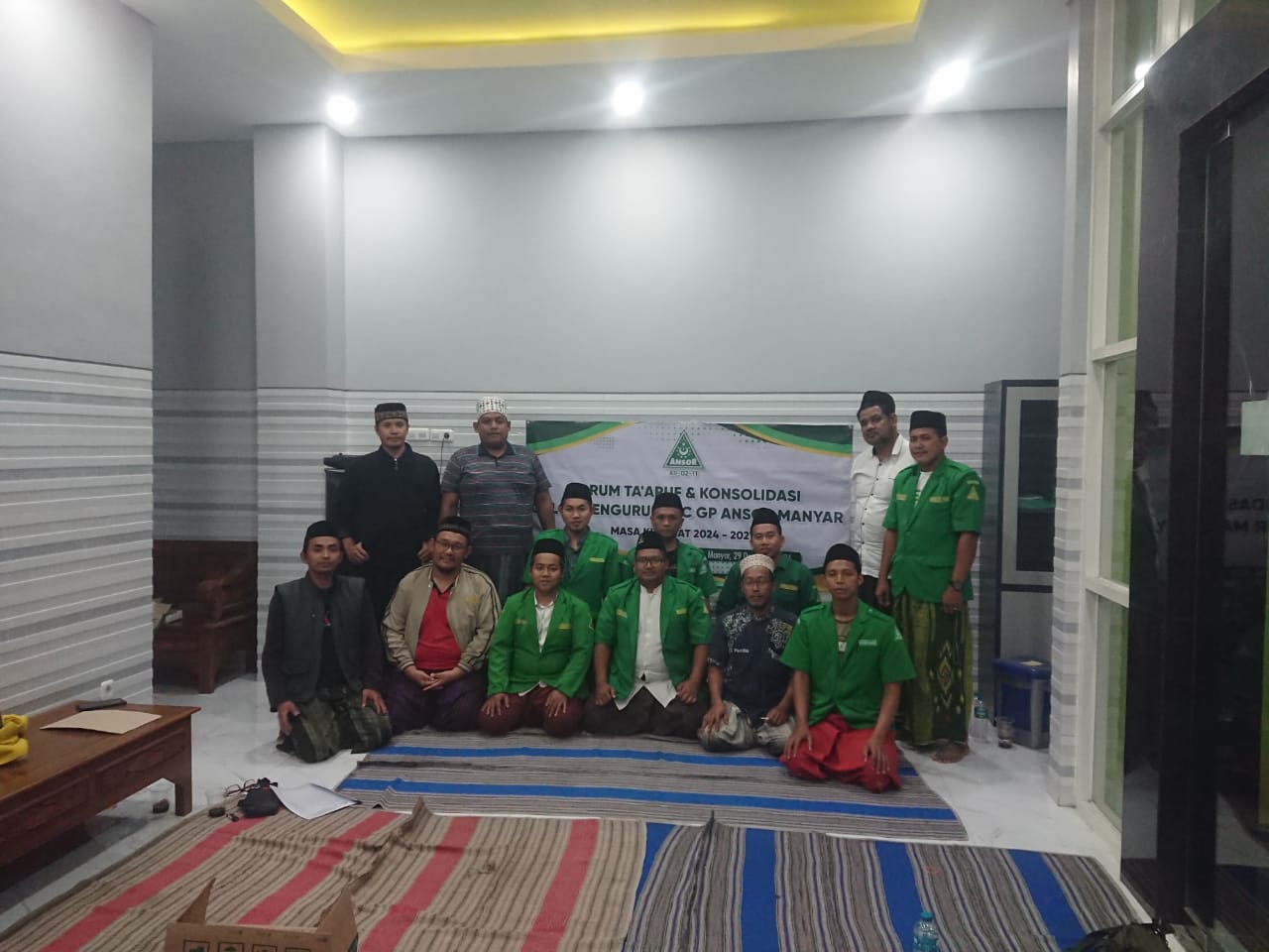 Sejumlah calon pengurus yang ikut dalam forum Ta'aruf dan Konsolidasi PAC GP Ansor Manyar mengabadikan momen denga foto bersama. Foto: dok PAC GP Ansor Manyar/NUGres