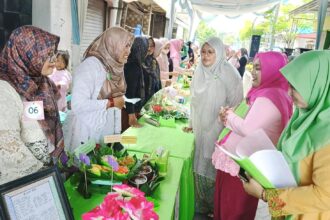 Ketua Pimpinan Anak Cabang (PAC) Fatayat NU Manyar, Hj Chilyatut Taqiyah (tengah, kebaya abu-abu, berkacamata) saat mendampingi dewan juri meninjau Lomba Carving Buah dalam rangka memperingati Hari Ibu, Ahad (22/12/2024). Foto: dok PAC Fatayat NU Manyar/NUGres