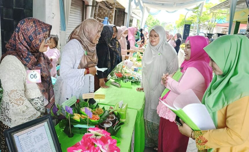 Ketua Pimpinan Anak Cabang (PAC) Fatayat NU Manyar, Hj Chilyatut Taqiyah (tengah, kebaya abu-abu, berkacamata) saat mendampingi dewan juri meninjau Lomba Carving Buah dalam rangka memperingati Hari Ibu, Ahad (22/12/2024). Foto: dok PAC Fatayat NU Manyar/NUGres