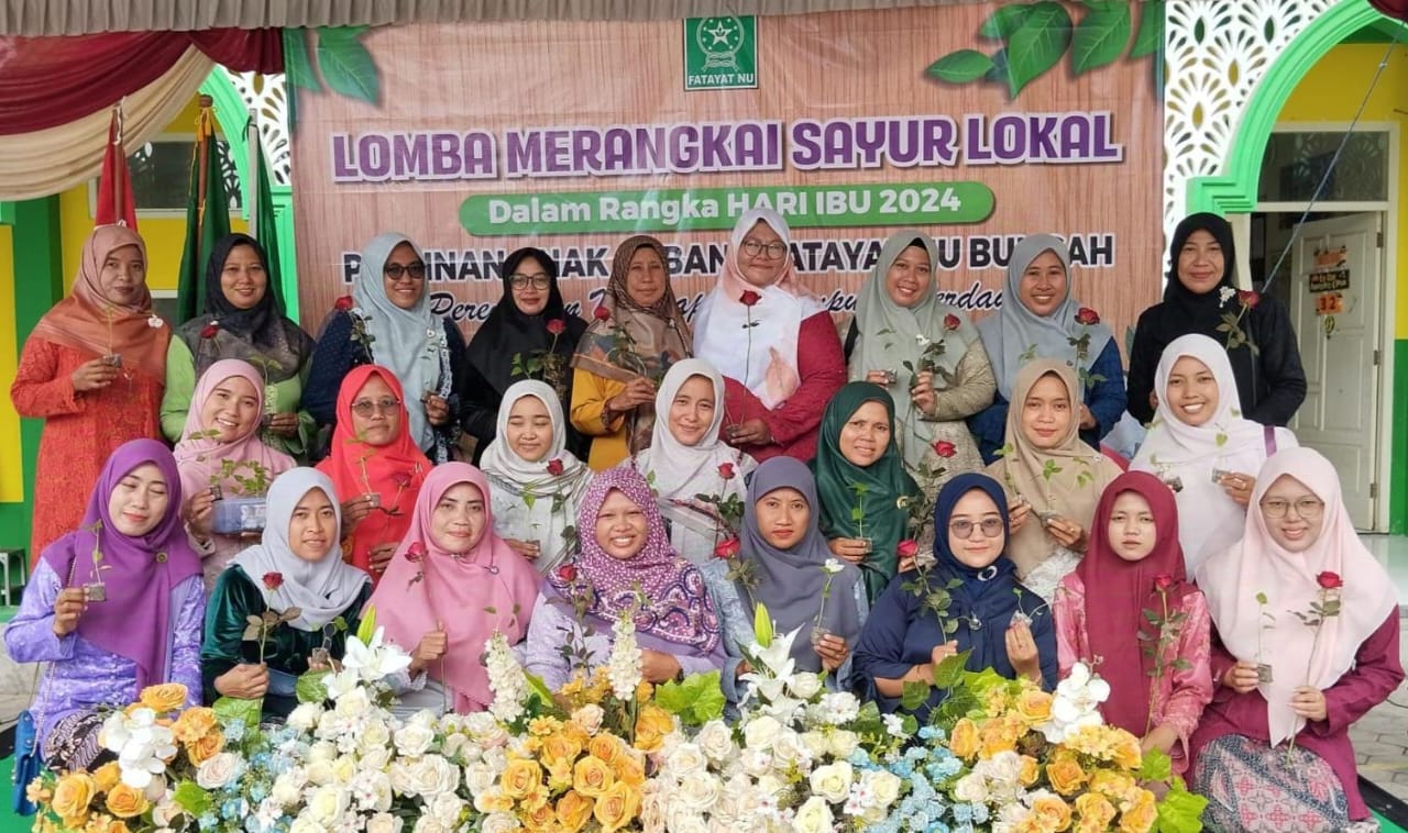 Jajaran Pimpinan Anak Cabang Fatayat NU Bungah mengabadikan momen di sela gelaran Lomba Merangkai Sayur Lokal. Foto: dok PAC Fatayat NU Bungah/NUGres