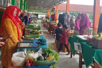 Peringatan Hari Ibu sekaligus menyambut Hari Lahir (Harlah) ke-102 Nahdlatul Ulama, MWCNU Bungah melalui Pimpinan Anak Cabang (PAC) Fatayat NU Bungah menyelenggarakan Lomba Merangkai Sayur Lokal, Senin (30/12/2024). Foto: dok PAC Fatayat NU Bungah/NUGres