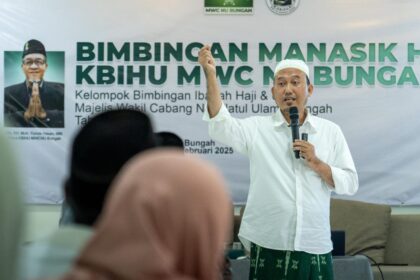 Bimbingan manasik haji ke-4 KBIHU MWCNU Bungah, berlangsung pada Ahad 22 Desember 2024, KH. M. Ala'uddin menjelaskan Hikmah Haji dan Umrah. Foto: dok LTN MWCNU Bungah/NUGres