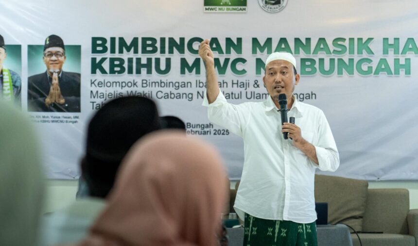 Bimbingan manasik haji ke-4 KBIHU MWCNU Bungah, berlangsung pada Ahad 22 Desember 2024, KH. M. Ala'uddin menjelaskan Hikmah Haji dan Umrah. Foto: dok LTN MWCNU Bungah/NUGres