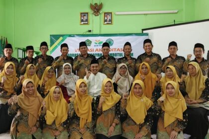 Jajaran dewan guru Lembaga Ma'arif NU MI Tsamrotul Ulum Tajungwidoro saat bersama tim asesor akreditasi MI Tsamrotul Ulum Tajungwidoro, Mengare Kecamatan Bungah Gresik. Foto: dok MI Tsamrotul Ulum Mengare