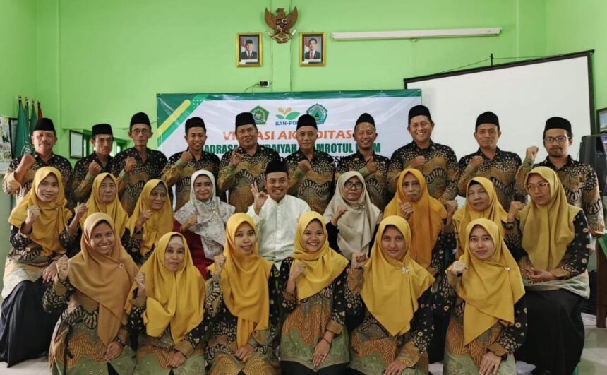 Jajaran dewan guru Lembaga Ma'arif NU MI Tsamrotul Ulum Tajungwidoro saat bersama tim asesor akreditasi MI Tsamrotul Ulum Tajungwidoro, Mengare Kecamatan Bungah Gresik. Foto: dok MI Tsamrotul Ulum Mengare