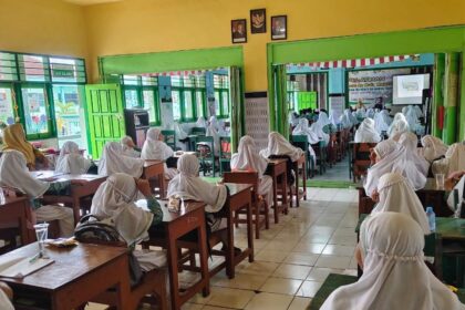 Murid Madrasah Ibtidaiyah (MI) Nurul Huda Leran Manyar Gresik mendapatkan materi Pengenalan Literasi Digital oleh NUGres Media, Rabu (18/12/2024). Foto: dok MI Nurul Huda Leran/NUGres