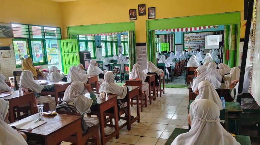 Murid Madrasah Ibtidaiyah (MI) Nurul Huda Leran Manyar Gresik mendapatkan materi Pengenalan Literasi Digital oleh NUGres Media, Rabu (18/12/2024). Foto: dok MI Nurul Huda Leran/NUGres