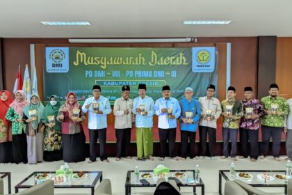 Musyawarah Daerah (Musda) ke-VIII Pimpinan Daerah Dewan Masjid Indonesia Gresik (PD DMI Gresik), Sabtu (21/12/2024), secara aklamasi menetapkan kembali KH Zainal Abidin sebagai ketua untuk periode 2024 - 2029. Foto: ist/NUGres