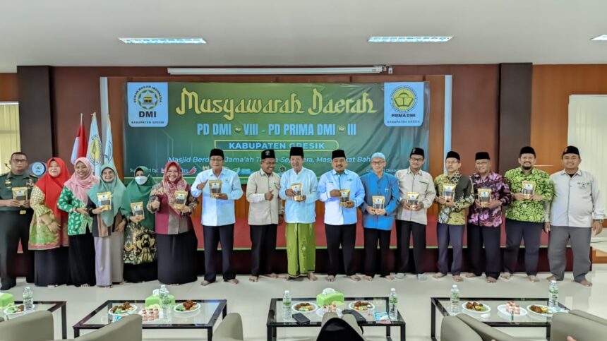 Musyawarah Daerah (Musda) ke-VIII Pimpinan Daerah Dewan Masjid Indonesia Gresik (PD DMI Gresik), Sabtu (21/12/2024), secara aklamasi menetapkan kembali KH Zainal Abidin sebagai ketua untuk periode 2024 - 2029. Foto: ist/NUGres