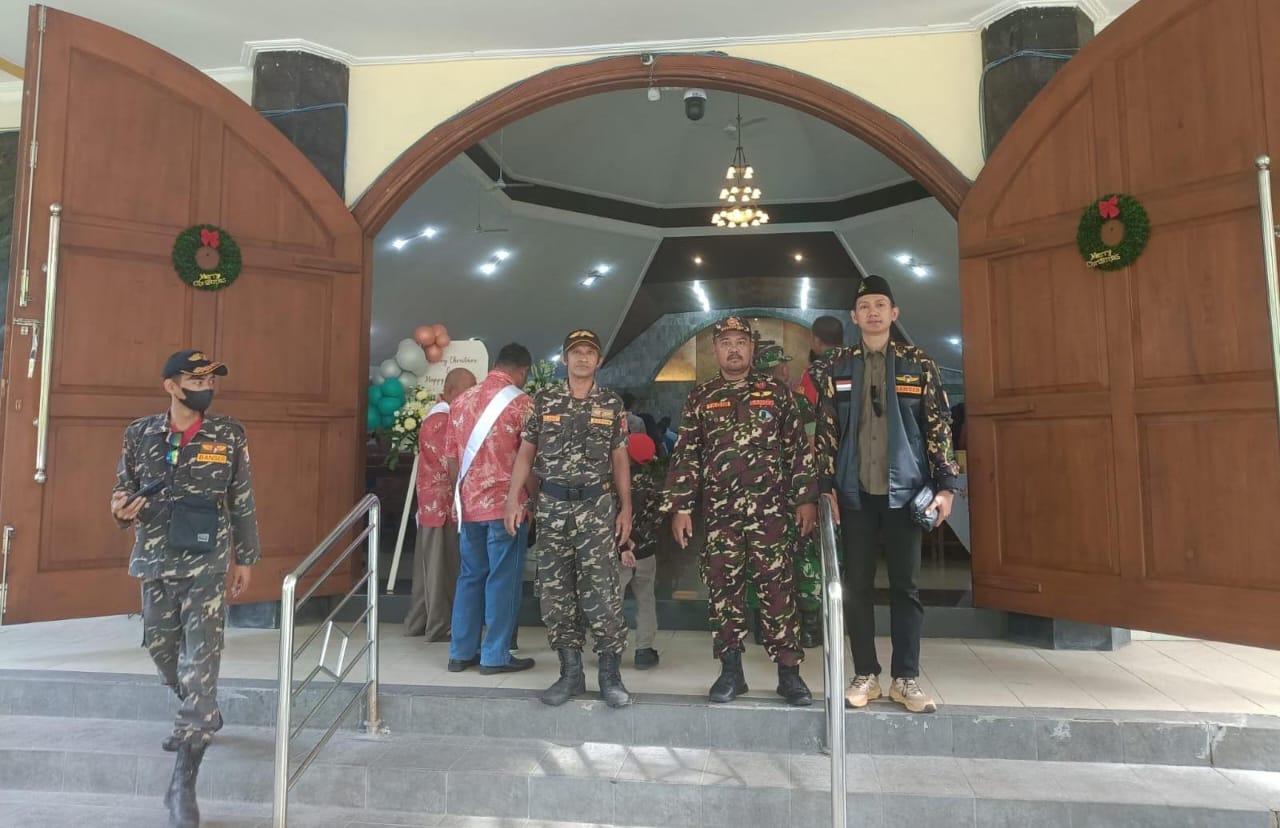 Personel Banser dan anggota PAC GP Ansor Gresik turut menjaga keamanan dan kenyamanan saudara umat Kristiani yang tengah merayakan Natal. Foto: dok PAC GP Ansor Gresik/NUGres