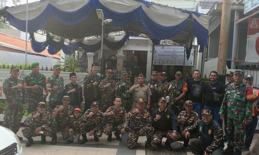 Barisan Ansor Serbaguna (Banser) Satkoryon Gresik turut membantu menjaga Perayaan Natal pada Rabu (25/12/2024), di sejumlah gereja di Kecamatan Gresik, Kabupaten Gresik. Foto: dok PAC GP Ansor Gresik/NUGres