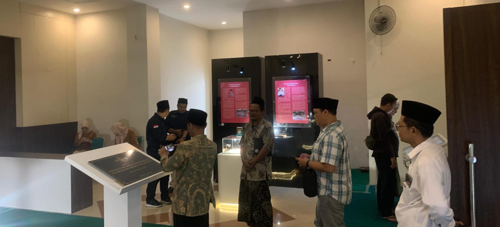 Pameran manuskrip dan turats kerja sama dengan Dinas Perpustakaan dan Arsip Provinsi Jawa Timur juga turut menyemarakkan peluncuran studio digital LTN PWNU Jatim. Foto: ist/NUGres