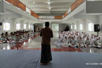 Ratusan murid MTs Ihyaul Ulum Dukun Gresik dibekali penguatan Literasi Digital oleh tim NUGres Media, Senin (16/12/2024) pagi. Foto: Chidir/NUGres