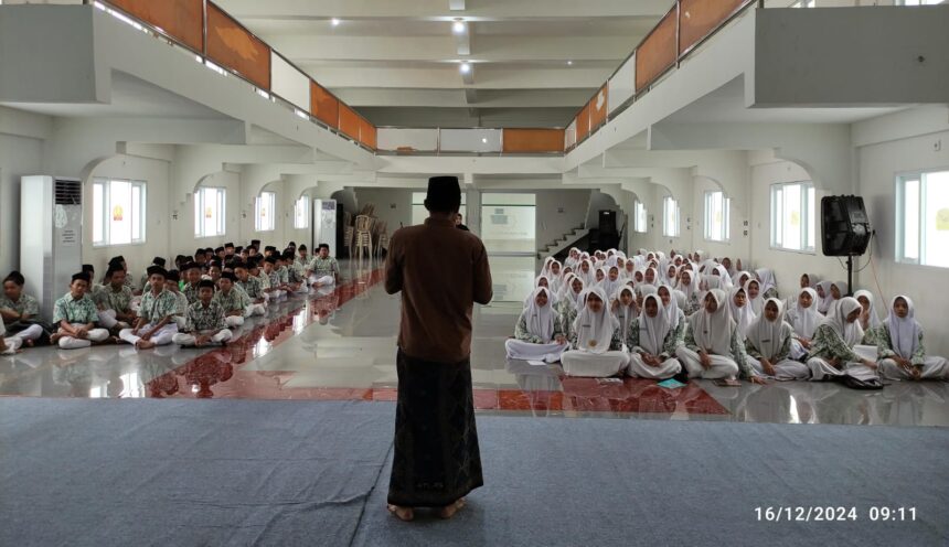 Ratusan murid MTs Ihyaul Ulum Dukun Gresik dibekali penguatan Literasi Digital oleh tim NUGres Media, Senin (16/12/2024) pagi. Foto: Chidir/NUGres