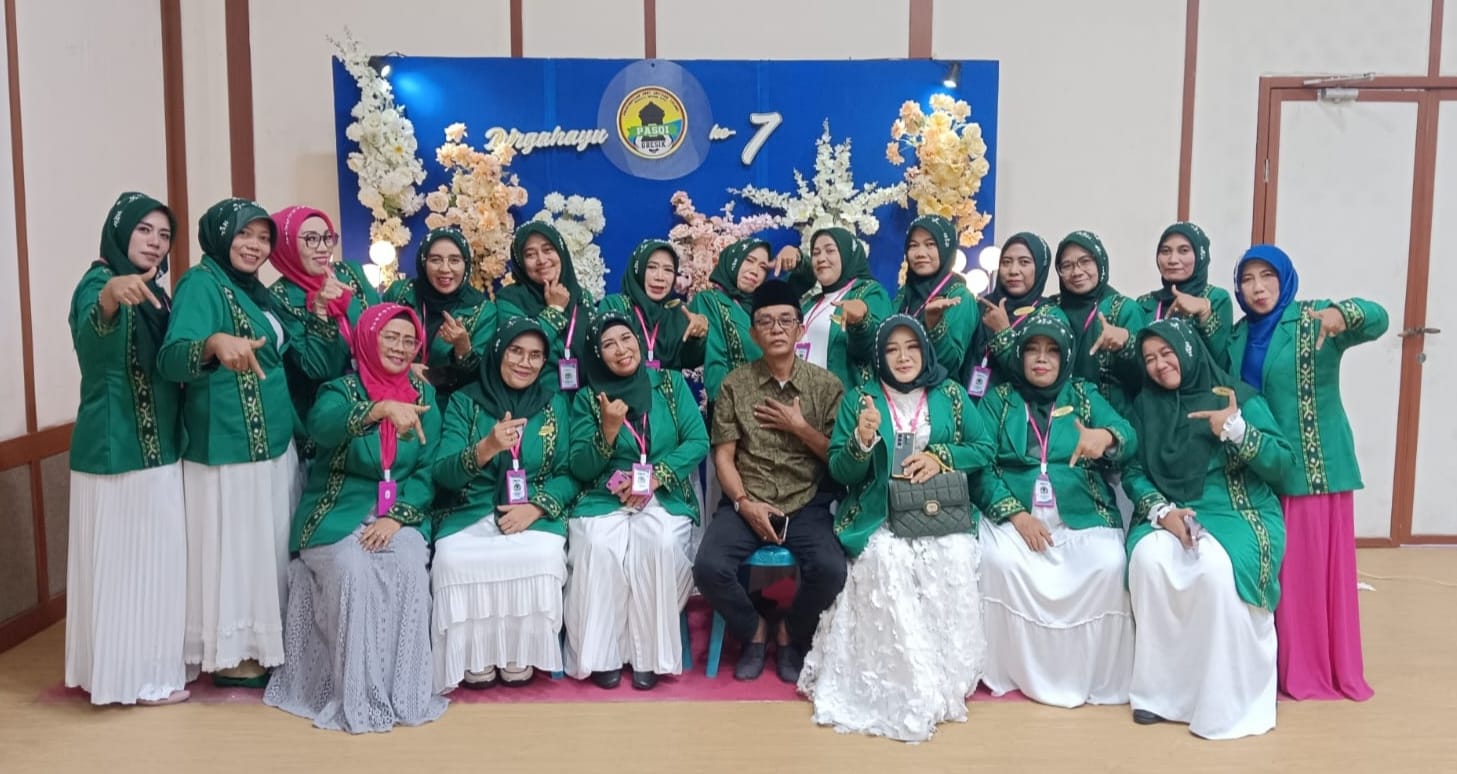 Pengurus dan Pembina Perkumpulan Seni Qasidah Islami (PASQI) Kabupaten Gresik, mengabadikan momen bersama usai sukses menggelar Festival di Hari Ulang Tahun ke-7. Foto: dok PASQI Gresik/NUGres