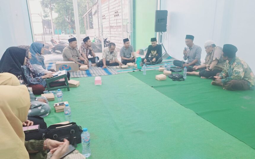 Panitia MWCNU Balongpanggang berembuk dengan tim PCNU Gresik untuk mempersiapkan kesuksesan pelaksanaan PD-PKPNU di awal tahun 2025. Foto: dok MWCNU Balongpanggang/NUGres