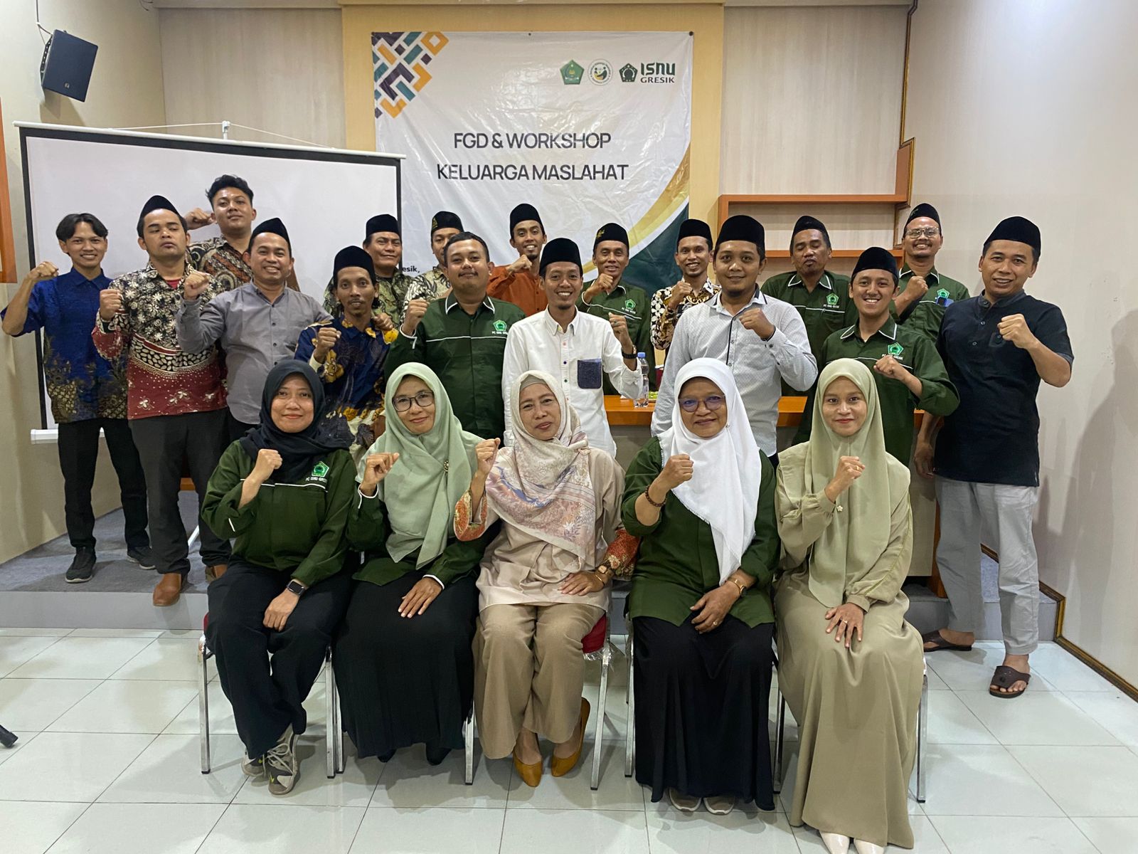 Peserta FGD dan Workshop Keluarga Maslahah bersama Fasilitator GKMNU mengabadikan momen dengan berfoto bersama. Foto: dok PC ISNU Gresik/NUGres