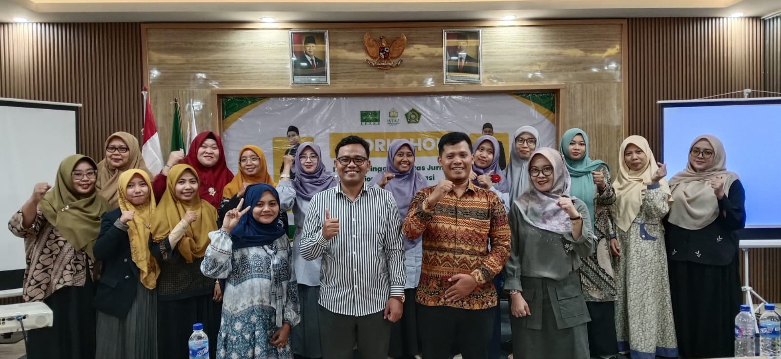 Sejumlah peserta Workshop Pendampingan Jurnal Nasional mengabadikan bersama dengan narasumber. Foto: dok ISTAZ Gresik/NUGres