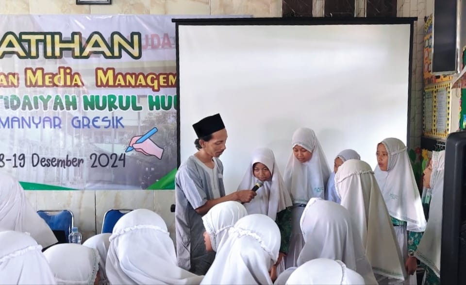 Murid MI Nurul Huda Leran Manyar Gresik juga diajak praktik Literasi Digital, menuliskan konten negatif dan konten positif. Foto: dok MI Nurul Huda Leran/NUGres